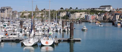 le port de plaisance, au fond, la chapelle de  Bonsecours