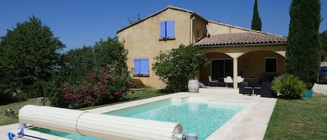 piscine avec volet sécurisé électrique