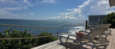 Terrasse extérieure, face à la mer