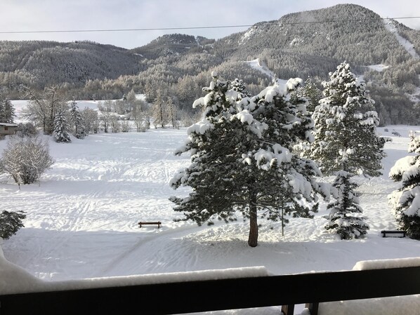 Arrivée en ski devant l'appartement