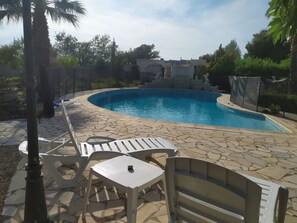 Tres belle et grande piscine privée avec son plongeoir et banc immergé