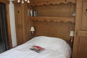 1 bedroom with a bed of 140 cm and direct access to the shower