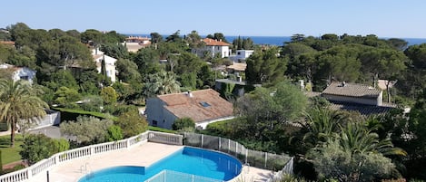 Vue mer et piscine depuis la terrasse