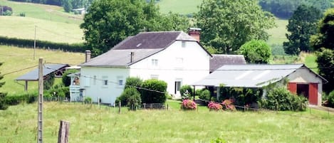 vue générale de la ferme et du côté gite .