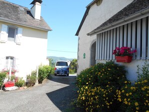 Entrée vers la cour du logement entre la maison et la grange.