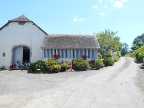 Cour de la ferme   vers les chemins de randonnée.