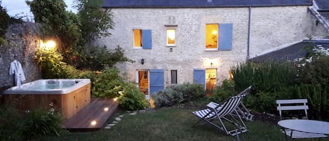 jardin avec jacuzzi by night