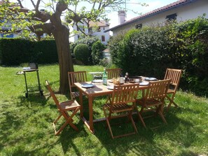 Table de jardin et barbecue pour des repas au soleil...