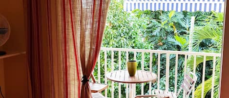 Balcon avec store et table et chaises