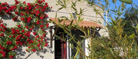 entrée du gîte complètement indépendante