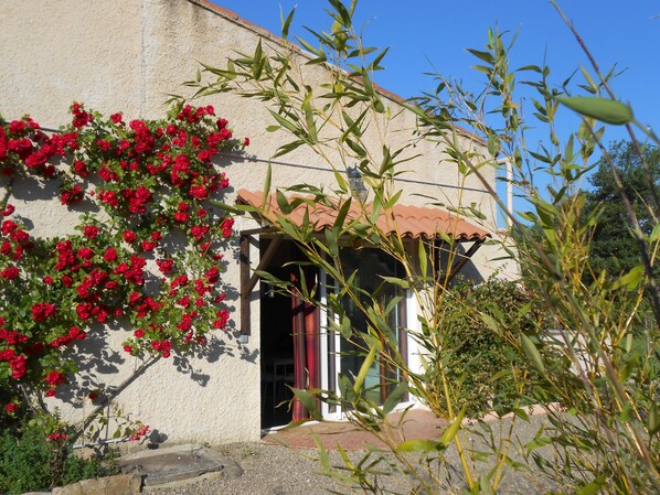 entrée du gîte complètement indépendante