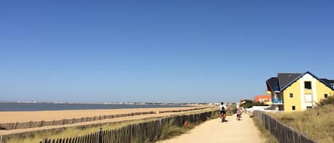 promenade de bord de mer à 50 m de l'appartement 