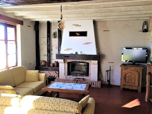 Salon avec sa cheminée