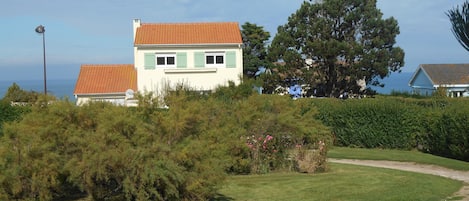 Arrivée maison devant une charmante petite place verdoyante et calme