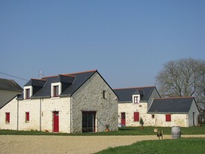 Le gîte LA GRANGE ***** en premier plan et le gîte LA FERME ***** en arrière.