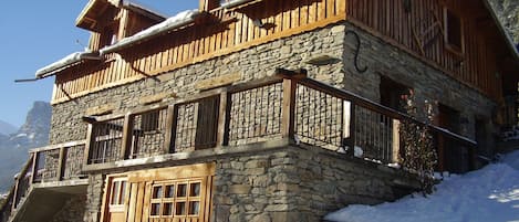 chalet sous la neige