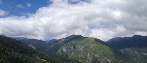 vue du chalet sur la vallée d'Ossau