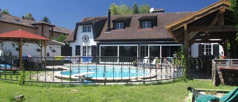 Spacious 5 bedroom villa with lovely pool and BBQ area just outside Geneva