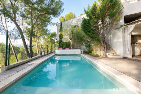 Piscine avec vue superbe