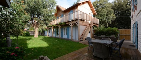 View of the main house on the right and the annexe on the left