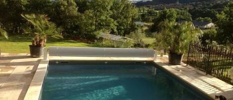 piscine avec vue sur Chassiers