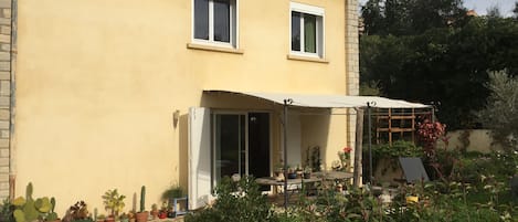 Table dans le jardin devant salon