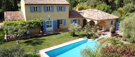Villa avec piscine privée au calme absolu et proche des commodités