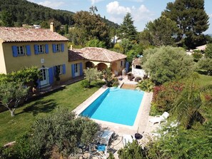 piscine et espace bar plancha cuisine d'été en prolongement