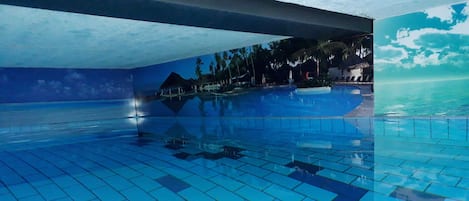 Piscine intérieure chauffée à 29°.
