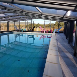 La piscine avec son abri déployé permet de se baigner meme hors saison. 