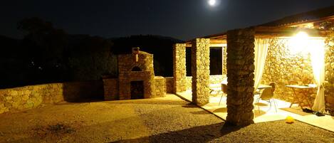 TERRASSE  DE NUIT SOUS LA LUNE