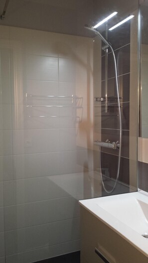 Salle de bain avec douche à l'italienne.