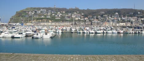 Vue de l'appartement sur le port de plaisance
