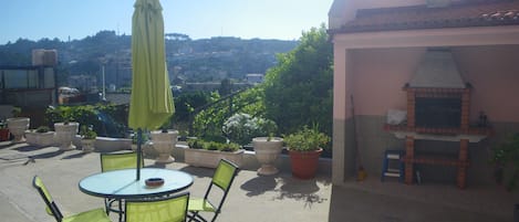 très grande terrasse avec une vue sur la colline 