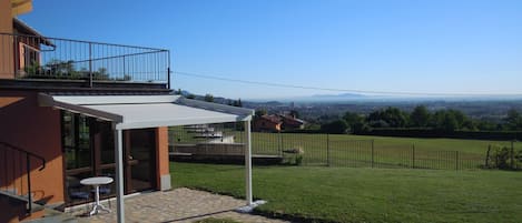 vue par le jardin vers la plaine et la colline de Turin