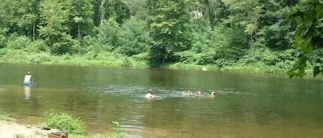 La baignade dans le Chassezac, à 100 m de la maison0