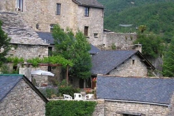 Le gîte dans le village