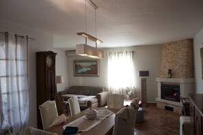 MERINDOL vacation rental house for rent living room