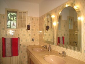 MERINDOL vacation rental house for rent 2 bathrooms