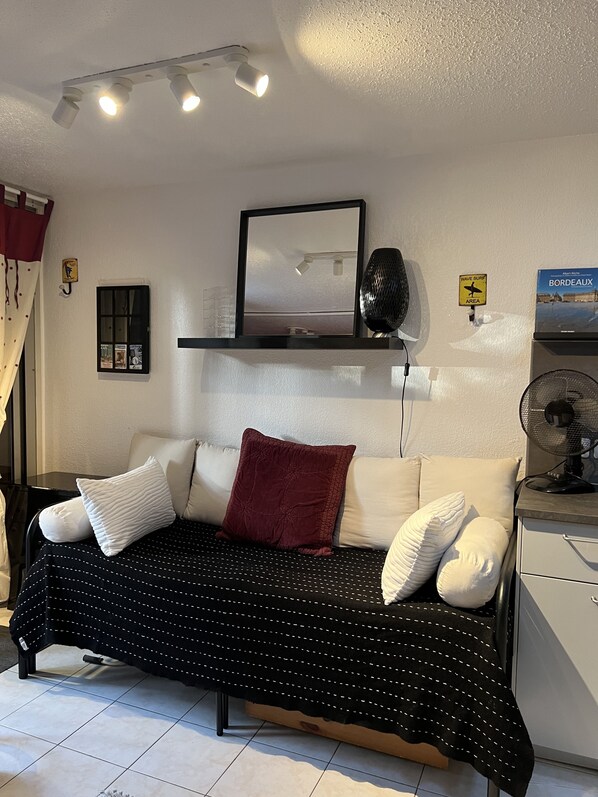 Canapé lit avec deux matelas de 80 qui permet d’avoir un couchage de 160 x200