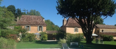 vue d'ensemble de la propriété .Gîte, parc et piscine