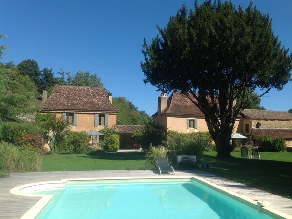 vue d'ensemble de la propriété .Gîte, parc et piscine