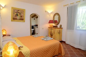 Main yellow bedroom 