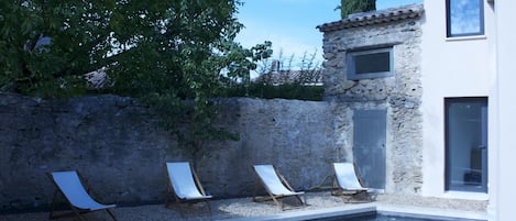 la terrasse et son bassin de 5x3m attenant à 
la maison 