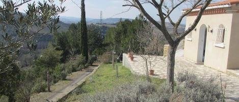 l'entrée, le jardin