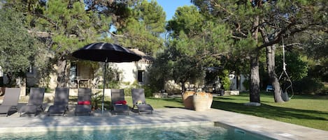 Vue de la bergerie depuis la piscine (8x4,5m)