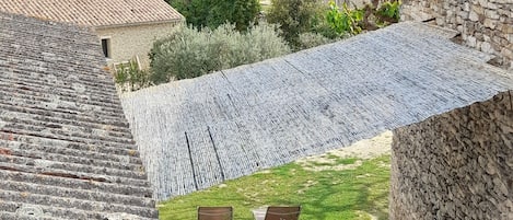 Vue de la chambre sur la terrasse et le Luberon