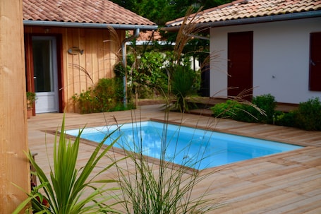 Le patio et sa piscine