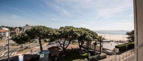 Vue à 120° du séjour et de la chambre