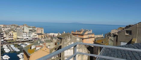 Terrasse en surplomb du vieux port